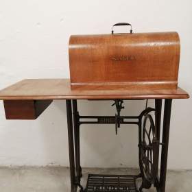 Fotka k inzerátu Singer šlapací šicí stroj, funkční / 17615387