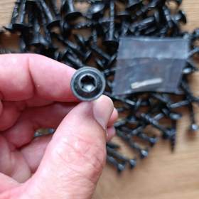 Foto inzerátu Tesařské vruty s talířovou hlavou, ČERNÝ zinek, torx +bit