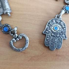 Foto inzerátu Izraelský šperk Hamsa se svitky Tóry – délka 66 cm