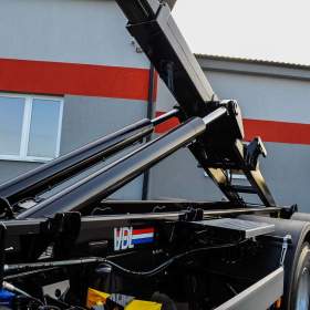 Foto inzerátu MAN TGS 28.320 HÁKOVÝ NOSIČ KONTEJNERŮ + HYDRAULICKÁ RUKA