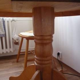 Foto inzerátu Dřevěný stůl + 4 židle