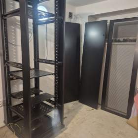 RACK – rackový stojan, věž 205 cm s kolečky. Stojanový rozváděč / 19939332
