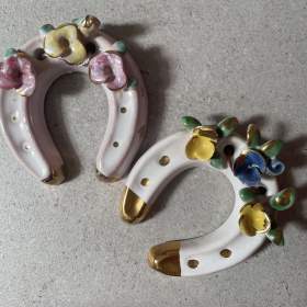 Foto inzerátu 🐴✨ PÁR KRÁSNÝCH PORCELÁNOVÝCH PODKOV – KVĚTINOVÝ DEKOR, ZLACENÍ