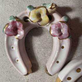 Foto inzerátu 🐴✨ PÁR KRÁSNÝCH PORCELÁNOVÝCH PODKOV – KVĚTINOVÝ DEKOR, ZLACENÍ