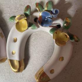 Foto inzerátu 🐴✨ PÁR KRÁSNÝCH PORCELÁNOVÝCH PODKOV – KVĚTINOVÝ DEKOR, ZLACENÍ