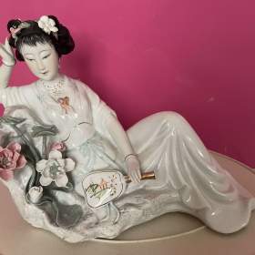 VELKÁ PORCELÁNOVÁ FIGURKA ORIENTÁLNÍ DÁMY – KVĚTINY A VĚJÍŘ / 19948166