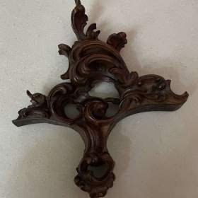 STAROŽITNÁ DŘEVĚNÁ ŘEZBA V ROZKOŠNÉM ROCOCO STYLU – RUČNÍ PRÁCE – 34 × 30 CM / 19952839