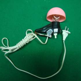 Fotka k inzerátu Malá bakelitová lampa lampička fotbal fotbalová kopačka a míč rare svítí krásně / 16402204