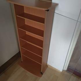 Foto inzerátu Malá úzká prosklená skříňka na CD či DVD