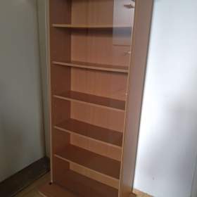 Foto inzerátu Malá úzká prosklená skříňka na CD či DVD