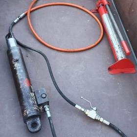 Foto inzerátu Hydraulická pumpa s ventilem a jednočinnou pístnicí