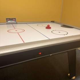 Foto inzerátu Velký vzdušný hokej AIR HOCKEY 210 cm – elektronické počítadlo + příslušenství