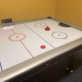 Foto inzerátu Velký vzdušný hokej AIR HOCKEY 210 cm – elektronické počítadlo + příslušenství