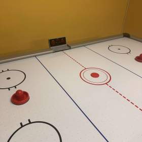 Foto inzerátu Velký vzdušný hokej AIR HOCKEY 210 cm – elektronické počítadlo + příslušenství