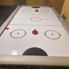Foto inzerátu Velký vzdušný hokej AIR HOCKEY 210 cm – elektronické počítadlo + příslušenství