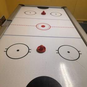 Foto inzerátu Velký vzdušný hokej AIR HOCKEY 210 cm – elektronické počítadlo + příslušenství