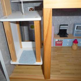 Foto inzerátu Dřevěný domeček pro panenky s vybavením