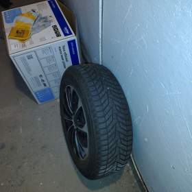 Foto inzerátu Kompletní zimní sada Suzuki S-Cross / Vitara 215/60 R16 – originál TPMS + poklice