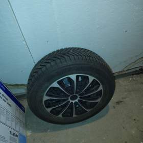 Foto inzerátu Kompletní zimní sada Suzuki S-Cross / Vitara 215/60 R16 – originál TPMS + poklice