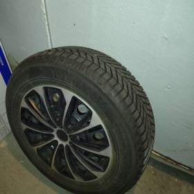 Foto inzerátu Kompletní zimní sada Suzuki S-Cross / Vitara 215/60 R16 – originál TPMS + poklice