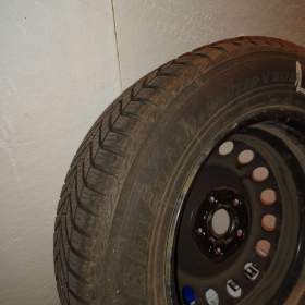 Foto inzerátu Kompletní zimní sada Suzuki S-Cross / Vitara 215/60 R16 – originál TPMS + poklice