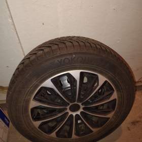 Foto inzerátu Kompletní zimní sada Suzuki S-Cross / Vitara 215/60 R16 – originál TPMS + poklice