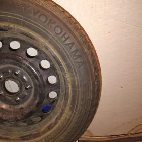 Foto inzerátu Kompletní zimní sada Suzuki S-Cross / Vitara 215/60 R16 – originál TPMS + poklice