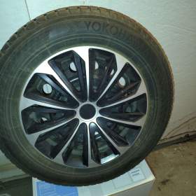 Foto inzerátu Kompletní zimní sada Suzuki S-Cross / Vitara 215/60 R16 – originál TPMS + poklice