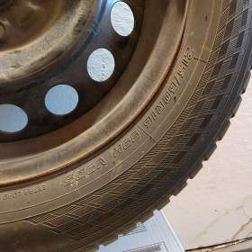 Foto inzerátu Kompletní zimní sada Suzuki S-Cross / Vitara 215/60 R16 – originál TPMS + poklice