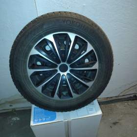 Foto inzerátu Kompletní zimní sada Suzuki S-Cross / Vitara 215/60 R16 – originál TPMS + poklice