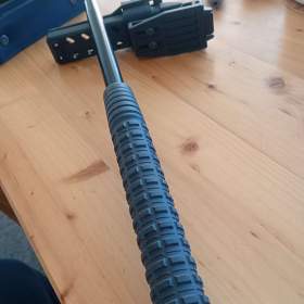 Foto inzerátu Teleskopický obušek originál policie - kalený . 23