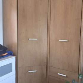Foto inzerátu Vysoká mohutná šatní skříň 