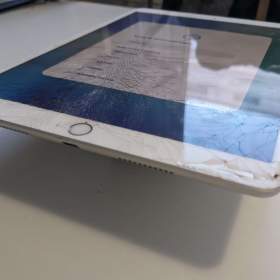 Foto inzerátu Apple iPad Air 3. generace (A2152) - naprasklý+zamčený