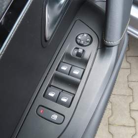 Foto inzerátu Peugeot e-2008 50 kWh