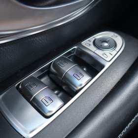 Foto inzerátu Mercedes E E 200 4MATIC