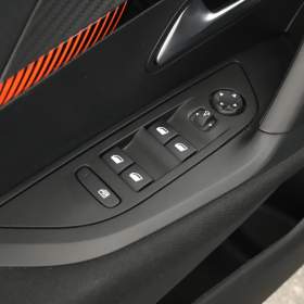 Foto inzerátu Peugeot e-2008 50 kWh