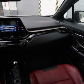 Foto inzerátu Toyota C-HR 1.8 Hybrid