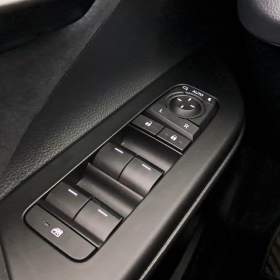 Foto inzerátu Toyota C-HR 2.0 Hybrid AWD
