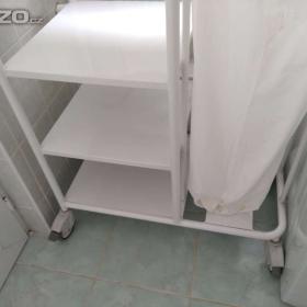 Fotka k inzerátu Vozík na prádlo s policemi a brzdou, kovová konstrukce / 15105527