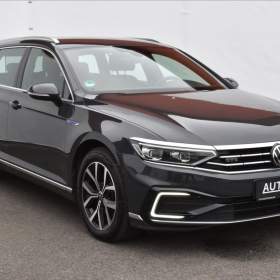 Foto inzerátu Volkswagen Passat 1,4 TSi  DSG GTE Virtual LED Assist