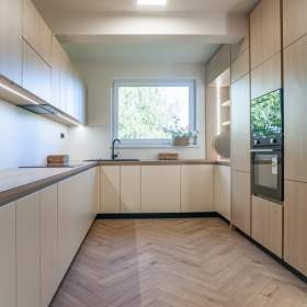 Pronájem, Rodinný dům, 242 m2 / 19600144