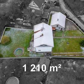 Foto inzerátu Prodej prostorného rodinného domu v Ženklavě – zahrada, garáž, bazén