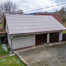 Foto inzerátu Prodej prostorného rodinného domu v Ženklavě – zahrada, garáž, bazén