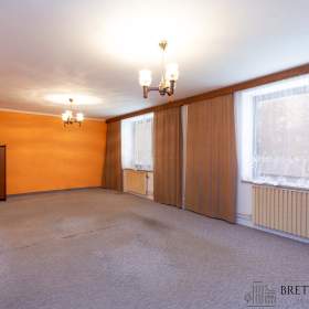 Foto inzerátu Prodej prostorného rodinného domu v Ženklavě – zahrada, garáž, bazén