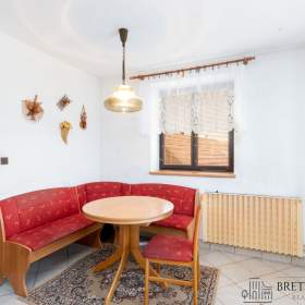 Foto inzerátu Prodej prostorného rodinného domu v Ženklavě – zahrada, garáž, bazén