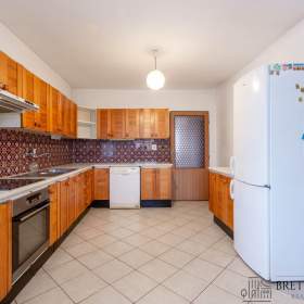 Foto inzerátu Prodej prostorného rodinného domu v Ženklavě – zahrada, garáž, bazén