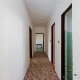 Foto inzerátu Prodej prostorného rodinného domu v Ženklavě – zahrada, garáž, bazén