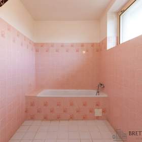 Foto inzerátu Prodej prostorného rodinného domu v Ženklavě – zahrada, garáž, bazén