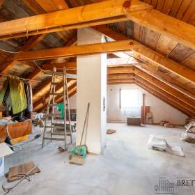 Foto inzerátu Prodej prostorného rodinného domu v Ženklavě – zahrada, garáž, bazén