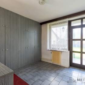 Foto inzerátu Prodej prostorného rodinného domu v Ženklavě – zahrada, garáž, bazén